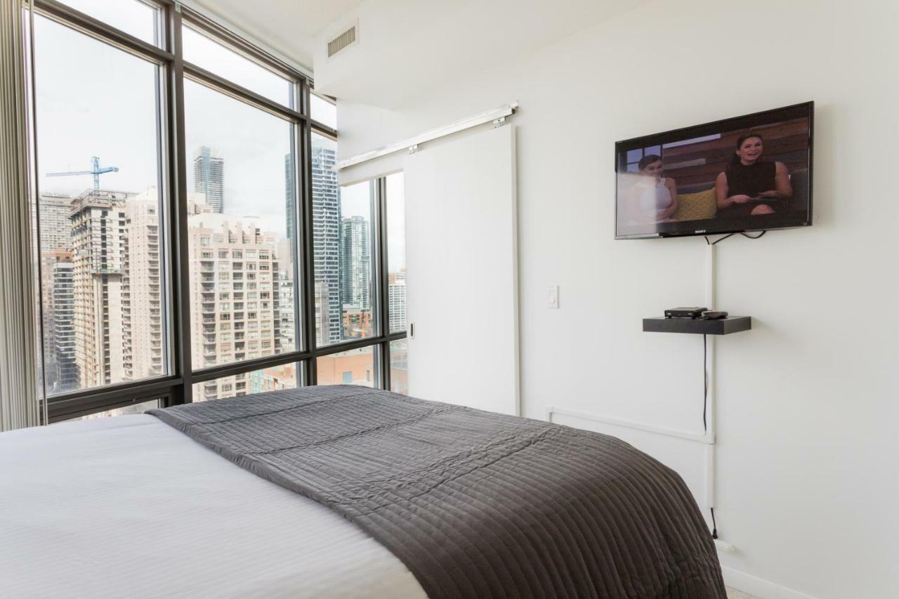 טורונטו Altitude Suites Bay Street - Holiday Bonus - Free Parking מראה חיצוני תמונה