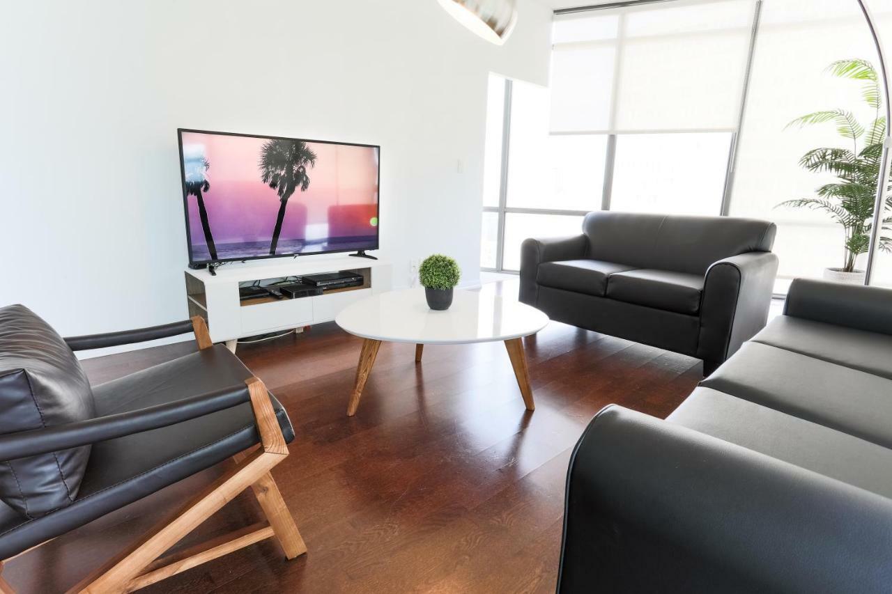 טורונטו Altitude Suites Bay Street - Holiday Bonus - Free Parking מראה חיצוני תמונה