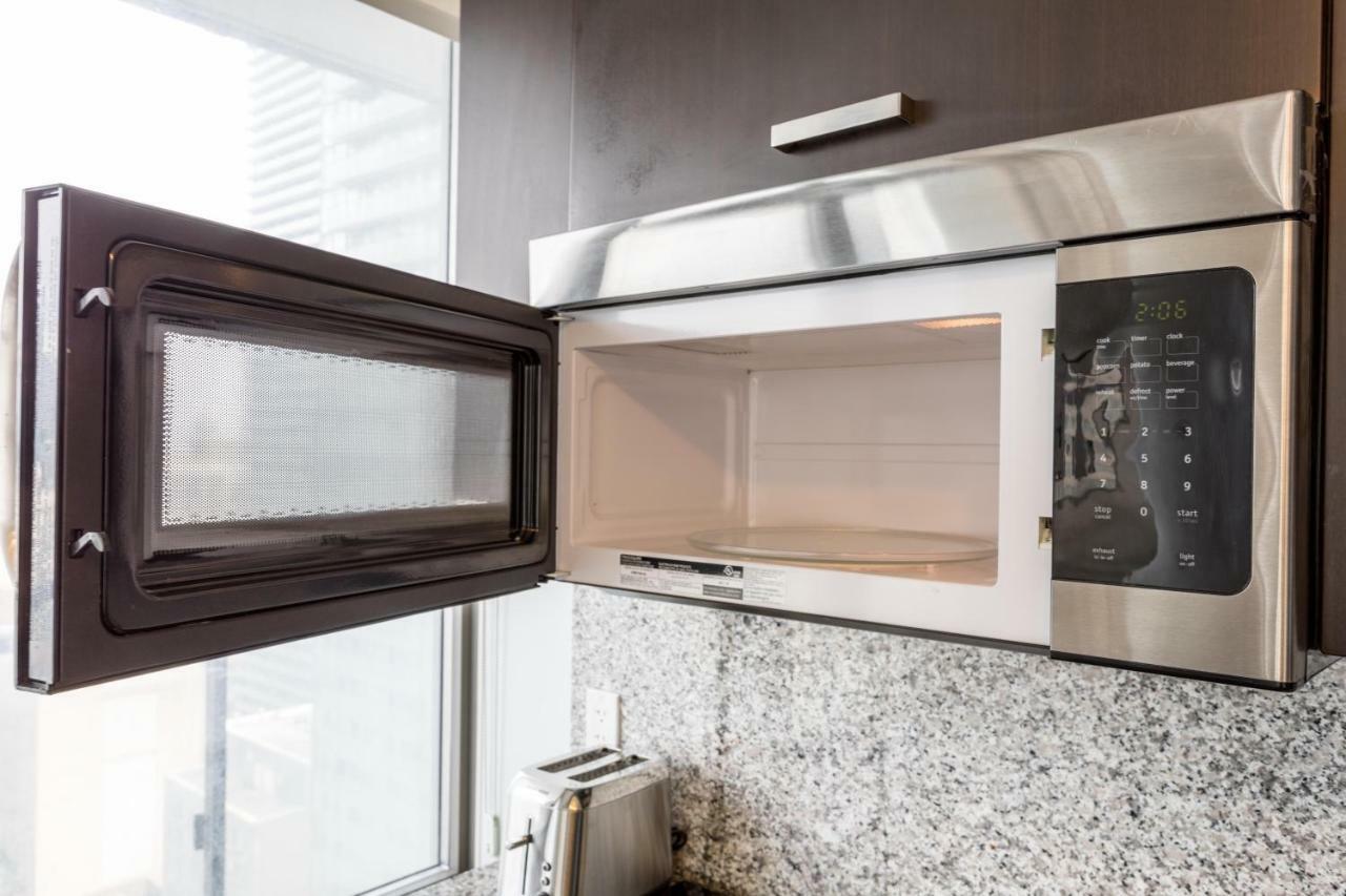 טורונטו Altitude Suites Bay Street - Holiday Bonus - Free Parking מראה חיצוני תמונה
