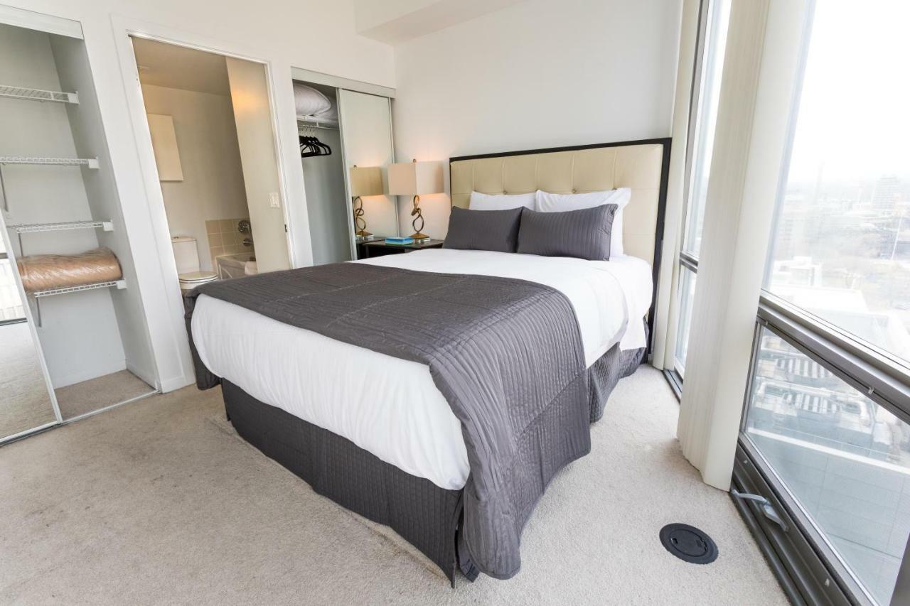 טורונטו Altitude Suites Bay Street - Holiday Bonus - Free Parking מראה חיצוני תמונה