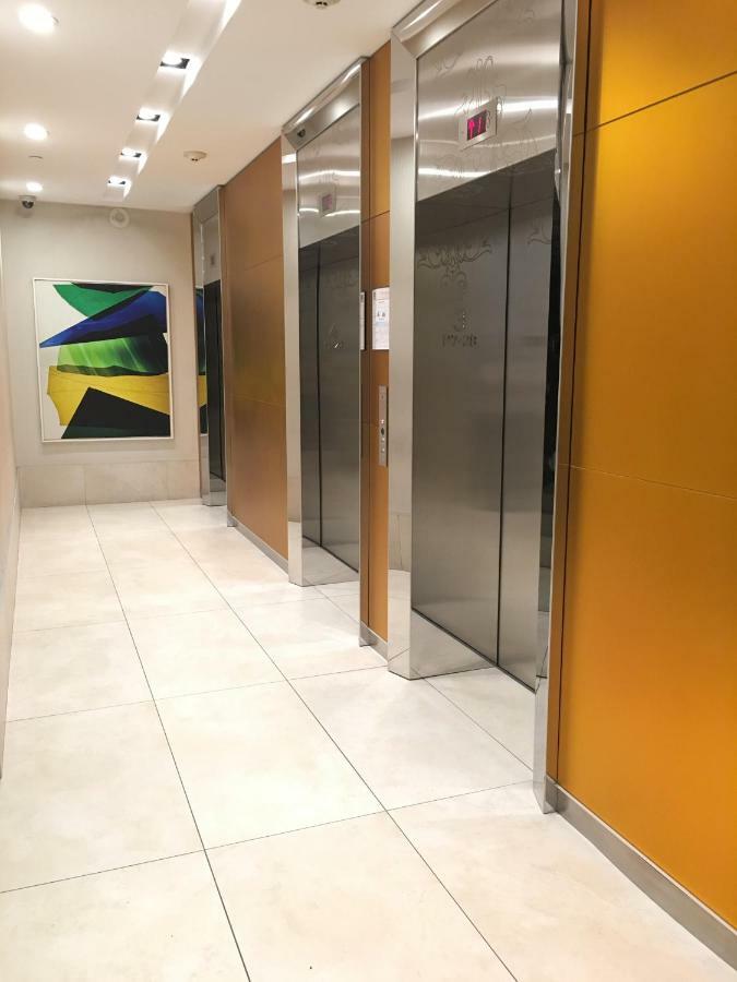 טורונטו Altitude Suites Bay Street - Holiday Bonus - Free Parking מראה חיצוני תמונה