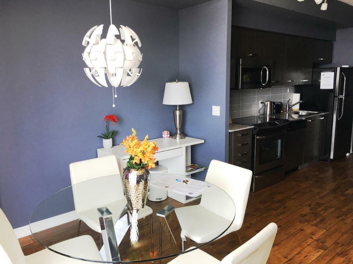 טורונטו Altitude Suites Bay Street - Holiday Bonus - Free Parking מראה חיצוני תמונה